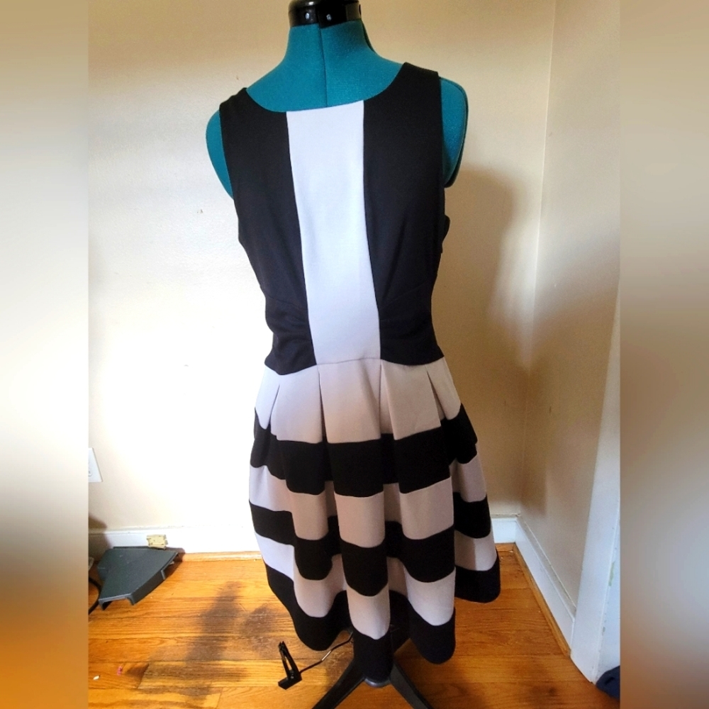 𝅺(H) Elle black and white sleeveless dress